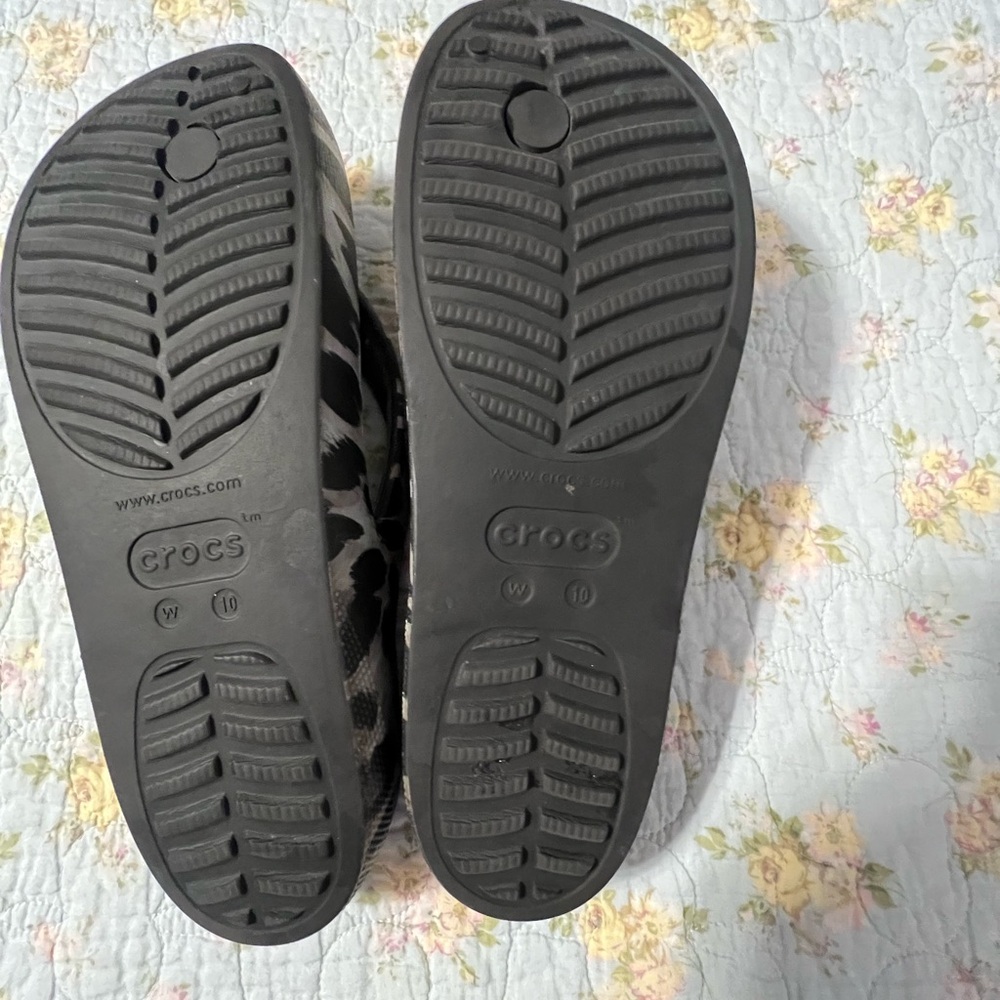 CROCS Black and Leopard Print Sandals size 10 - Picture 3 of 4